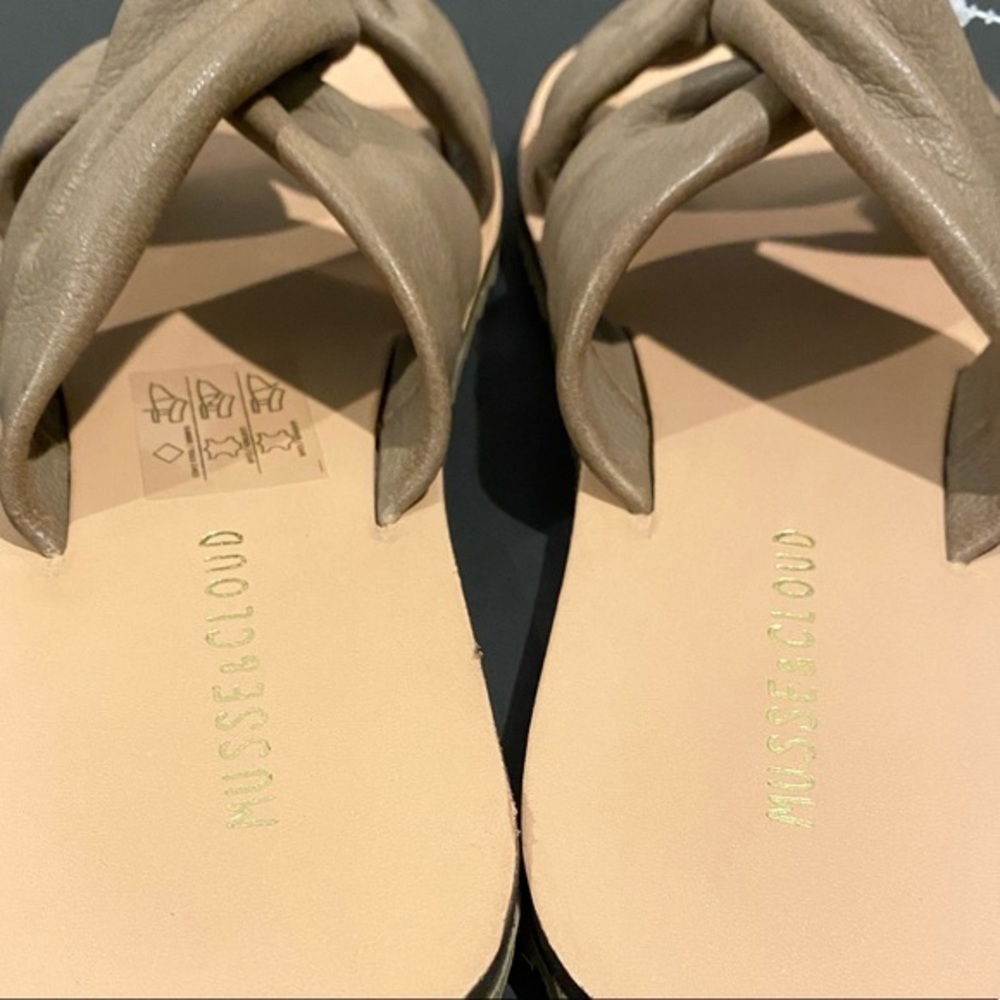 ModCloth Musse & Cloud Women Twist Taupe Butter Soft Leather Slides Sandals New - Picture 6 of 8
